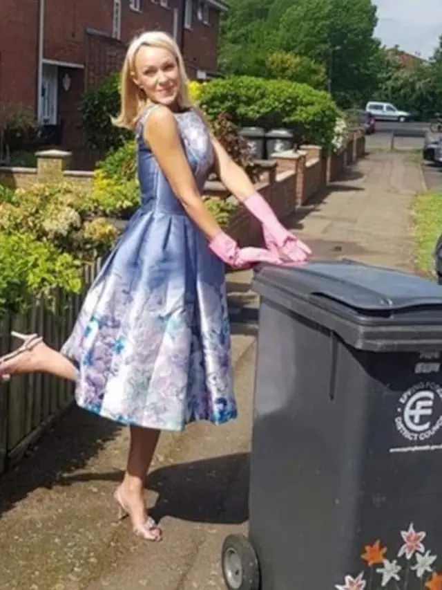 Seorang ibu pakai rok mewah saat membuang sampah.