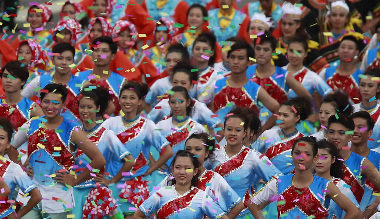 Sejumlah penari melakukan tarian saat memeriahkan perayaan Hari Nasional Taiwan di depan Kantor Kepresidenan di Taipei, (10/10/2014). (REUTERS/Pichi Chuang)