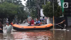 Warga menaiki perahu karet melintasi banjir yang merendam kawasan Benhil, Jakarta, Selasa (25/2/2020). Hujan yang mengguyur wilayah tersebut membuat air sungai meluap sehingga menyebabkan Banjir setinggi pinggang orang dewasa. (Liputan6.com/Angga Yuniar)