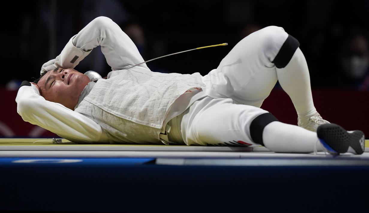 Kazuyasu Minobe dari Jepang bereaksi setelah kalah dari Daniele Garozzo dari Italia pada babak 16 besar individu putra kompetisi Foil pada Olimpiade Musim Panas 2020, Senin, 26 Juli 2021, di Chiba, Jepang. (Foto AP/Andrew Medichini)