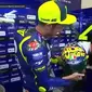 Valentino Rossi memperkenalkan desain helm terbaru dengan tema Back to Misano, disela sesi uji coba di San Marino, Italia, Sabtu (8/9/2018)