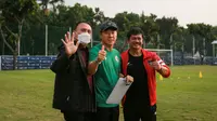 Pelatih kepala Timnas Indonesia U-20, Shin Tae-yong (tengah)&nbsp;berfoto bersama dengan Ketua Umum PSSI, Mochamad Iriawan (kiri) dan Direktur Teknik PSSI,&nbsp;Indra Sjafri saat latihan persiapan Kualifikasi Piala Asia U-20 2023 yang berlangsung di Lapangan A Gelora Bung Karno, Jakarta, Selasa (30/08/2022). (Bola.com/Bagaskara Lazuardi)