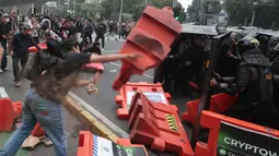 Sejumlah mahasiswa terlibat aksi ricuh saat demonstrasi memperingati Hari Sumpah Pemuda di kawasan Dukuh Atas, Jalan Jenderal Sudirman, Jakarta Pusat, Rabu (28/10/2026). Kericuhan terjadi ketika massa berusaha menerobos barikade kepolisian hingga memicu aksi saling dorong dengan aparat. (KLY/Budy Santoso)