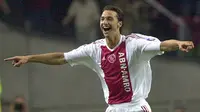 Zlatan Ibrahimovic mencetak gol saat melakukan debut bersama Ajax Amsterdam pada ajang Liga Champions 17 September 2002. (AFP/Pascal George)