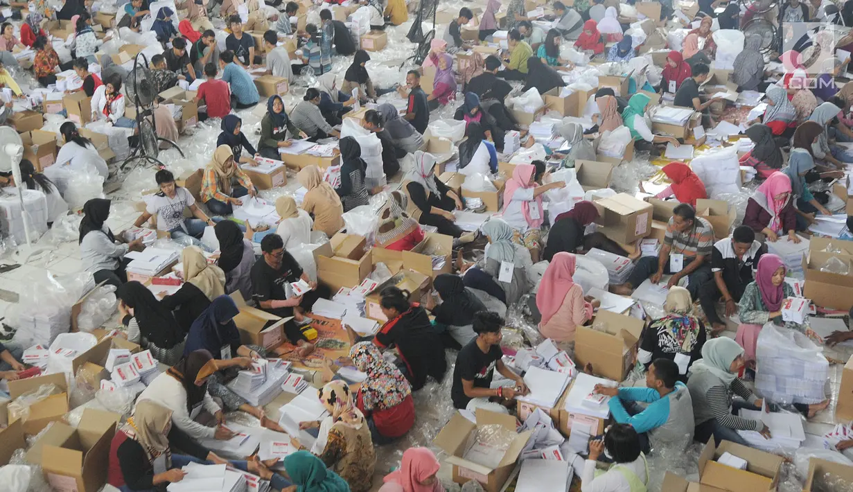 Suasana kegiatan pelipatan kertas suara DPD RI di Gudang KPU, Cibinong, Bogor, Jawa Barat, Kamis (21/2). Sebanyak 650 relawan dilibatkan dalam kegiatan penyortiran dan pelipatan  kertas suara untuk Pemilu 17 April 2019. (Merdeka.com/Arie Basuki)