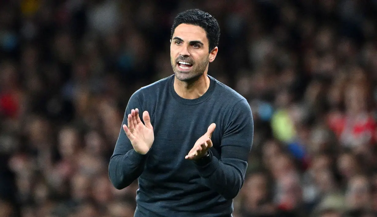 Mikel Arteta melanjutkan kariernya sebagai seorang asisten pelatih Pep Guardiola di Manchester City, setelah pensiun pada 2016 dari Arsenal. Saat ini, Arteta berumur 39 tahun dan telah menghabiskan dua musim bersama Arsenal walapun belum mampu tampil baik. (AFP/Justin Tallis)