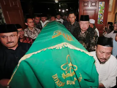 Presiden ke-6 Susilo Bambang Yudhoyono dan sang putra, Agus Harimurti Yudhoyono menggotong jenazah neneknya almarhumah Siti Habibah saat tiba di Puri Cikeas, Bogor, Jawa Barat, Jumat (30/8/2019). Ibunda SBY, Siti Habibah wafat di RS Mitra Keluarga, Cibubur. (Liputan6.com/HO/Anung Aninditio)