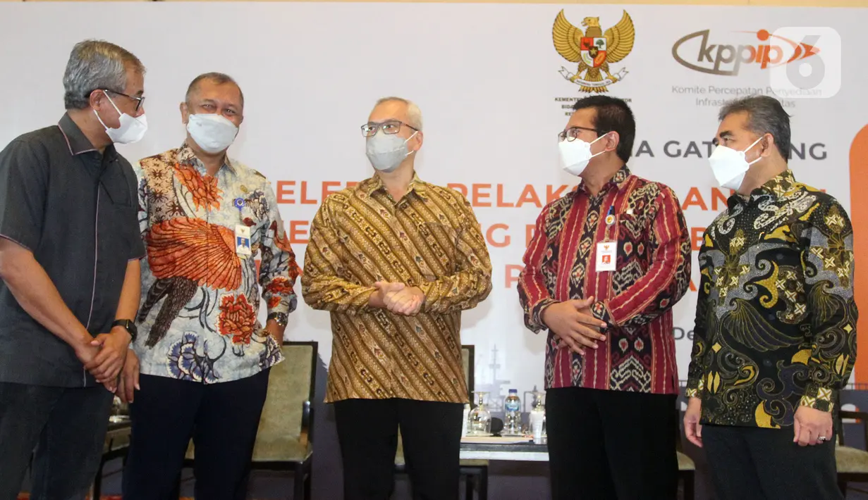 Ketua Tim Pelaksana KPPIP Wahyu Utomo (tengah) didampingi Asisten Deputi, Kepala Biro dan jajaran Dirketur usai diskusi Media Gathering bertajuk "Akselerasi Pelaksanaan PSN Untuk Mendukung Pertumbuhan Ekonomi Nasional Pasca Pandemi”, Rabu (15/12/2021). (Liputan6.com/HO/Ading)
