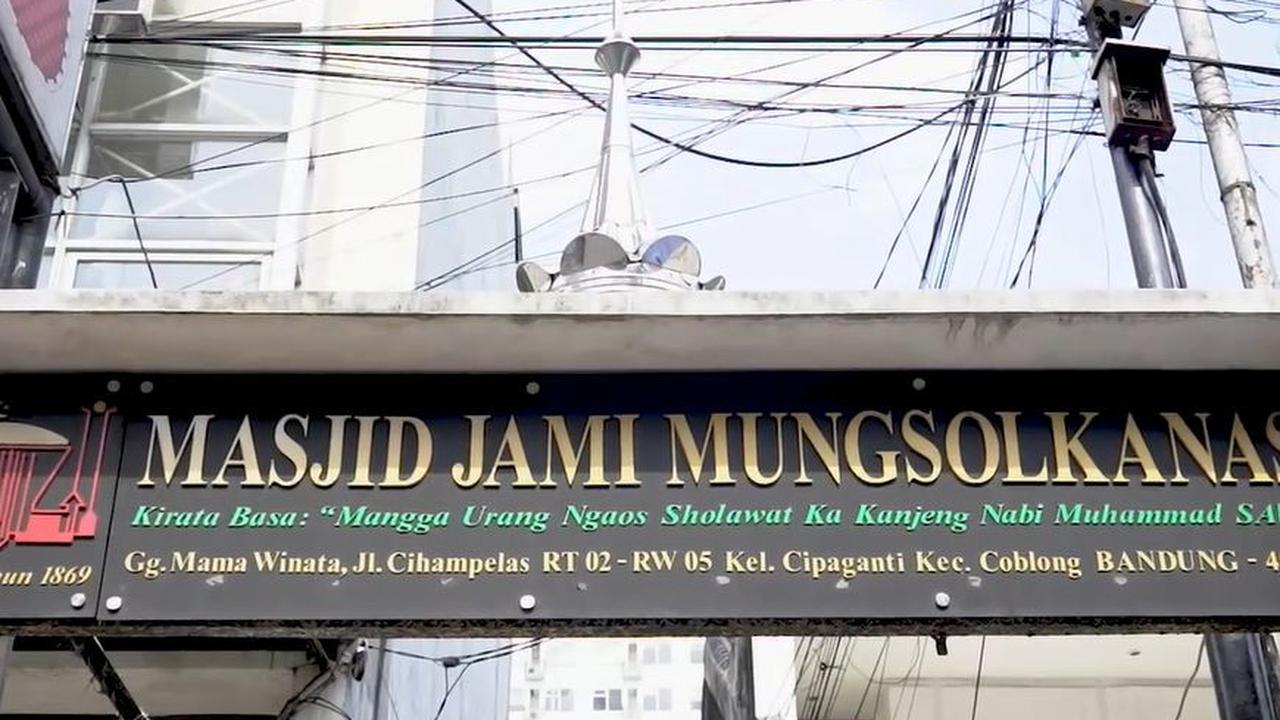 “Mengapa, simbah-simbah zaman dahulu menamai masjid ini dengan Mungsolkanas. Karena mereka meyakini, dengan salawat inilah kita sebagai umatnya akan gondelan atau bergandengan menuju surga,” katanya lagi.