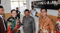 Mayjen TNI (Purn) Soenarko MD (tengah) melaporkan petinggi Polri terkait ketidakadilan dalam penanganan perkara di Kompolnas, Jakarta, Senin (23/7). Dirut STC menyampaikan perlindungan hukum atas tindakan diskriminasi. (Liputan6.com/Pool/Dodi)