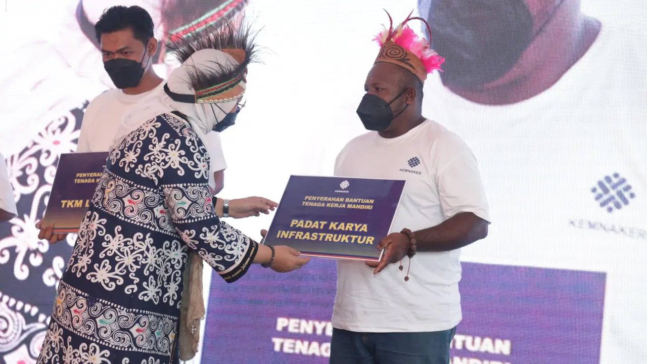 Menteri Tenaga Kerja Ida Fauziyah menyerahkan bantuan di Papua. (Istimewa)
