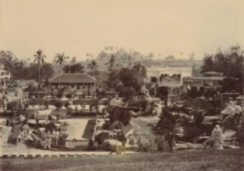 Kompleks Istana Balekambang antara 1900-1904. (foto: Liputan6.com/Dok. KITLV-silviagalikano.com/edhie prayitno ige))