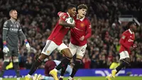 Manchester United kembali berjumpa Aston Villa pada babak ketiga Carabao Cup 2022/2023 di Old Trafford Stadium, Jumat (11/11/2022) setelah lima hari sebelumnya takluk dari lawan yang sama di laga Liga Inggris. Namun kali ini MU mampu membayar lunas kekalahannya dan mampu menuntaskan dendam dengan kemenangan 4-2 setelah sempat dua kali tertinggal. (AP/Dave Thompson)