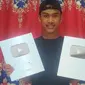 Youtuber Diky Aldysah memamerkan Youtube Play Button berkat keberhasilannya memperoleh 200 ribu lebih subscriber.