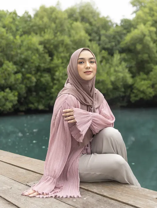 Kelebihan Kirana Instan ini ketika dikenakan tidak akan terlihat seperti instant scarf pada umumnya, dan lebih terlihat seperti square scarf. Modelnya yang simple dan sangat mudah untuk distylingin sesuai dengan selera.  (Deyn Scarf)
