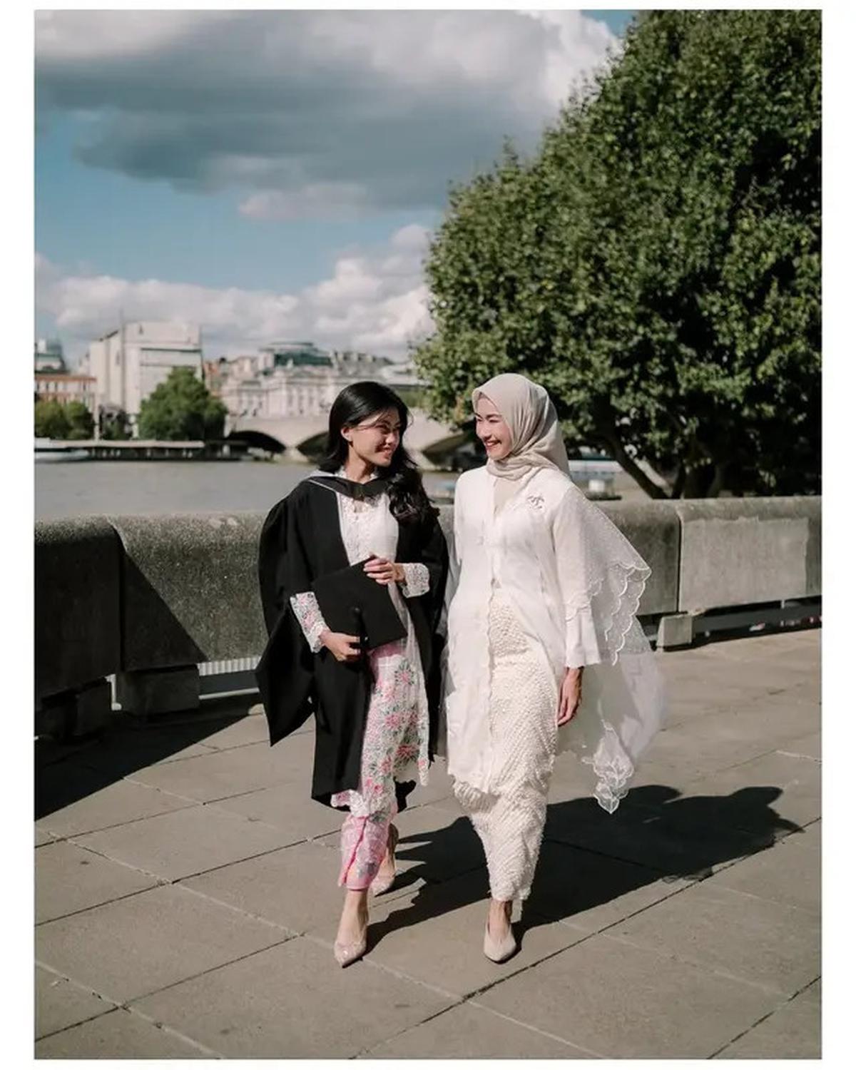 6 Potret Kebaya Namira Adjani saat Wisuda S2 di London, Paduan Kain Pink Menawan
