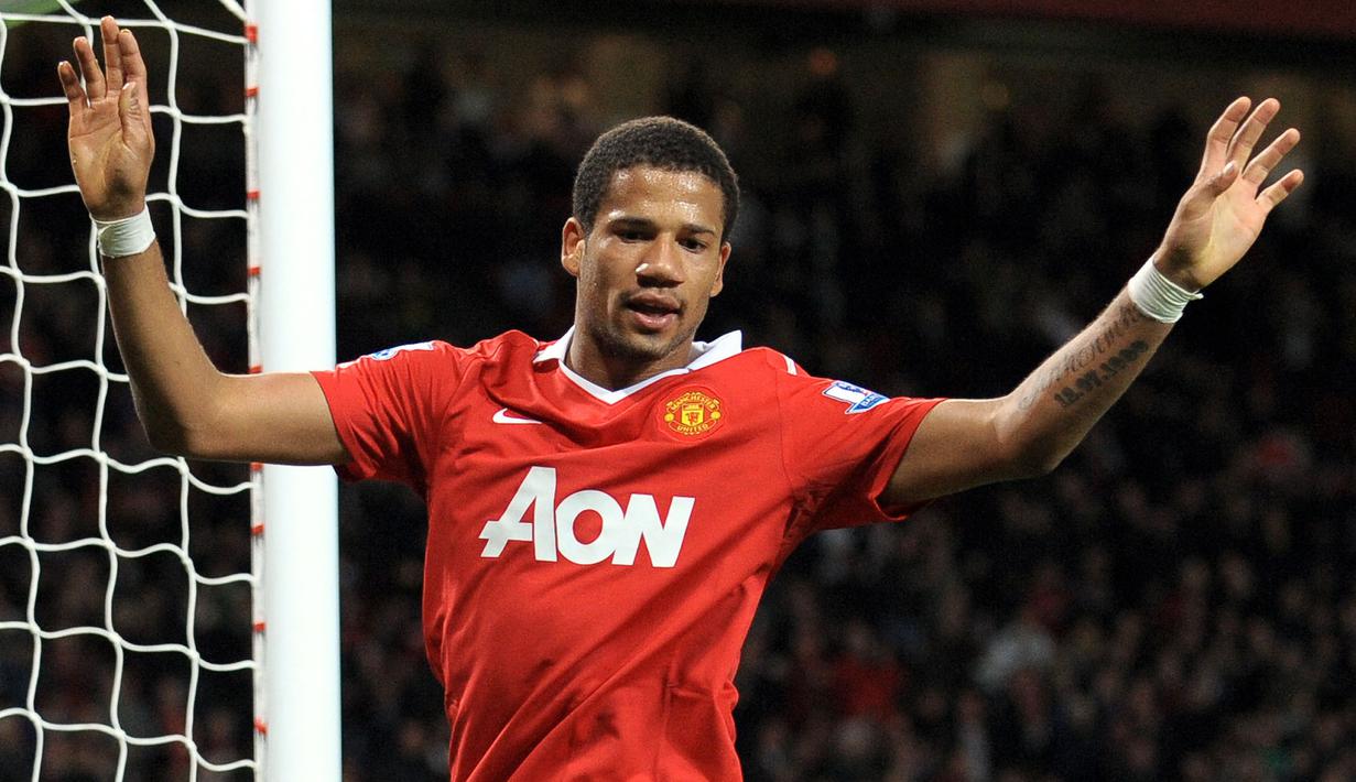 Nama Tiago Manuel Dias Correia atau dikenal Bebe sempat menggemparkan publik Old Trafford di tahun 2010. Direkrut langsung oleh Sir Alex Ferguson, Bebe digadang-gadang akan menjadi pemain bintang. Sayangnya, ia gagal tampil baik dan harus terbuang dari Manchester United. (AFP/Andrew Yates)