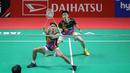 Pebulu tangkis ganda putra Indonesia, Nikolaus Joaquin/Raymond Indra berusaha mengembalikan kok ke pasangan Malaysia, Goh Sze Fei/Nur Izzuddin dalam laga final Indonesia Masters 2026 di Istora, Senayan, Jakarta, Minggu (25/01/2026). (Bola.com/Bagaskara Lazuardi)