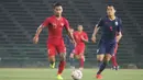 Gelandang Timnas Indonesia, Osvaldo Haay, menggiring bola saat melawan Thailand pada laga Piala AFF U-22 2019 di Stadion National Olympic, Phnom Penh, Selasa (26/2). Indonesia menang 2-1 atas Thailand. (Bola.com/Zulfirdaus Harahap)