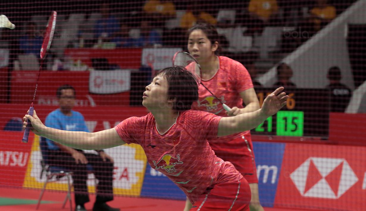 Pebulutangkis China, Chen Qingchen mengembalikan kok ke arah pasangan Ganda Putri Indonesia Della Haris dan Rizki Amelia pada babak kedua Daihatsu Indonesia Master 2018 di Istora Senayan, Kamis (25/1/2018).