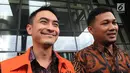 Gubernur Jambi nonaktif, Zumi Zola tersenyum usai menjalani pemeriksaan di KPK, Jakarta, Jumat (25/5). Zumi diperiksa sebagai saksi untuk tersangka Arfan terkait gratifikasi proyek-proyek di Provinsi Jambi. (Liputan6.com/Herman Zakharia)