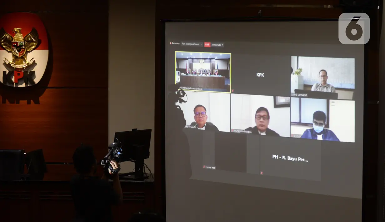 Terdakwa Tubagus Chaeri Wardana alias Wawan mendengarkan Jaksa Penutut Umum (JPU) membacakan tuntutan dalam sidang online di Gedung KPK, Jakarta, Senin (29/6/2020). Wawan terjerat tindak pidana pencucian uang (TPPU) dalam kasus sejumlah korupsi. (merdeka.com/Dwi Narwoko)