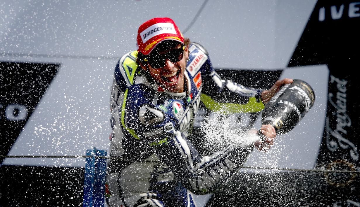 Pembalap tim Movistar Yamaha MotoGP Valentino Rossi merayakan di podium setelah memenangkan MotoGP Belanda di Assen pada 29 Juni 2013. Valentino Rossi resmi memutuskan untuk pensiun dari MotoGP. Pria Italia itu tidak akan membalap lagi di musim 2021. (AFP/Catrinus Van Der Veen/ANP)