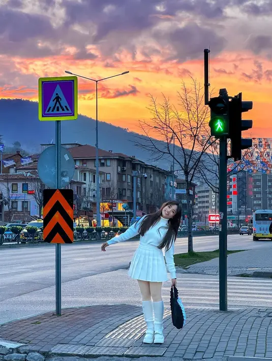 Potret gemas Fuji pakai outfit serba putih. Ia memadukan turtleneck dengan pleated skirt, kaus kaki tinggi, dan sepatu yang semuanya serba putih. [Foto: Instagram/fuji_an]