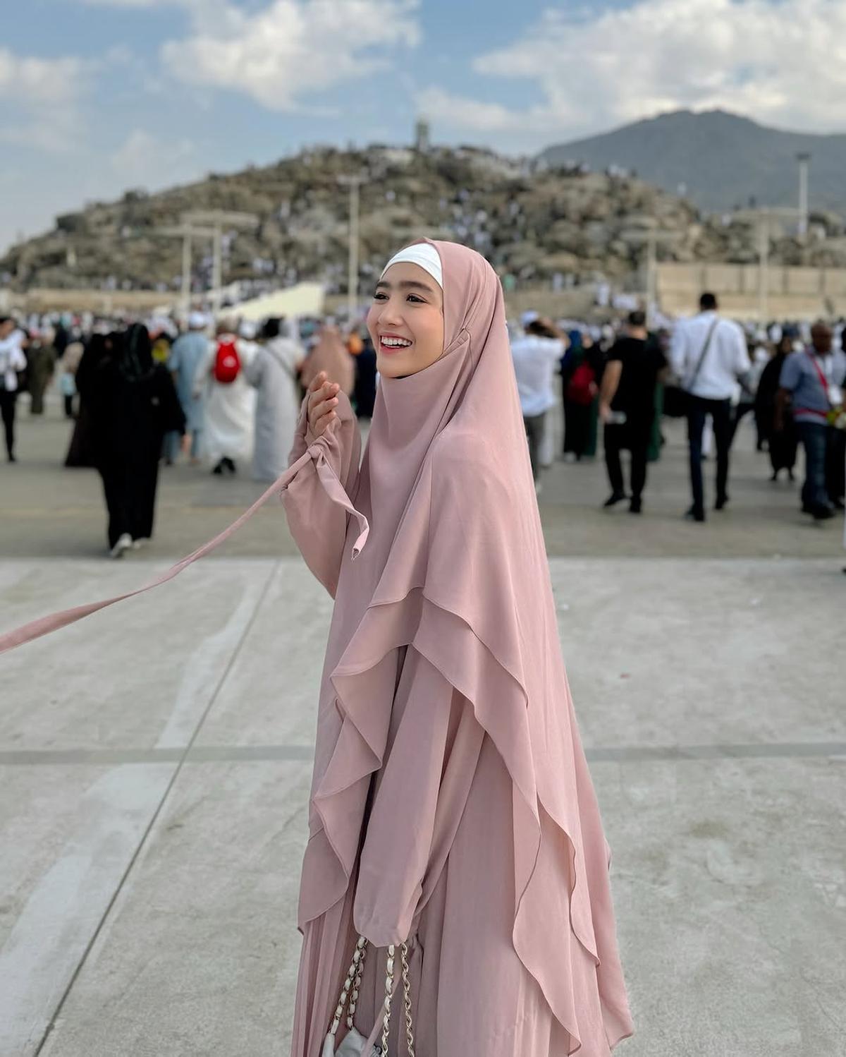 4 Potret Cantik Febby Rastanty saat Jalani Umrah, Penampilannya Feminin dan Elegannya Curi Perhatian