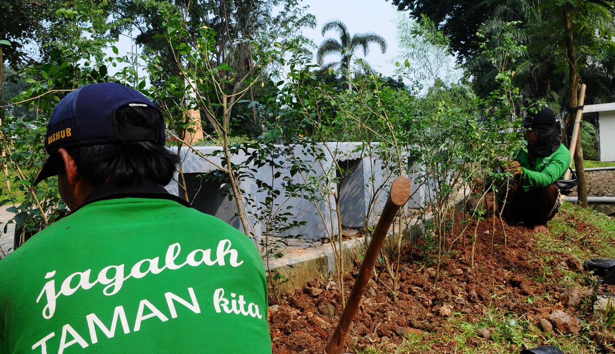 Ragam jenis tanaman pun ditanam untuk menambah hijaunya suasana Taman Langsat, Kebayoran Baru, Jakarta Selatan (Liputan6.com/Andrian Martinus Tunay)