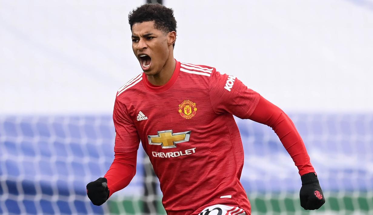 Striker Manchester United, Marcus Rashford, melakukan selebrasi usai mencetak gol ke gawang Leicester City pada laga Liga Inggris di Stadion King Power, Sabtu (26/12/2020). Kedua tim bermain imbang 2-2. (AFP/Pool/Michael Regan)