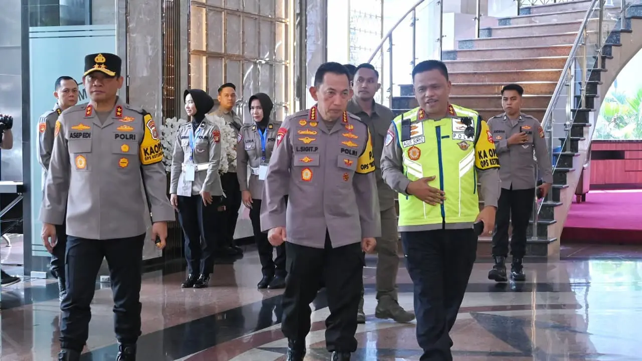 Kapolri Jenderal Pol. Listyo Sigit Prabowo dan Kakorlantas Polri Irjen Pol. Agus Suryonugroho (Istimewa)
