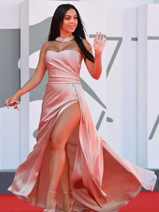 Model dan aktris Argentina-Spanyol Georgina Rodriguez tiba untuk pemutaran film "The Human Voice" pada hari kedua Festival Film Venesia ke-77 di Venice Lido (3/9/2020). Pacar Cristiano Ronaldo ini tampil cantik dengan gaun berwarna pink. (AFP/Alberto Pizzoli)