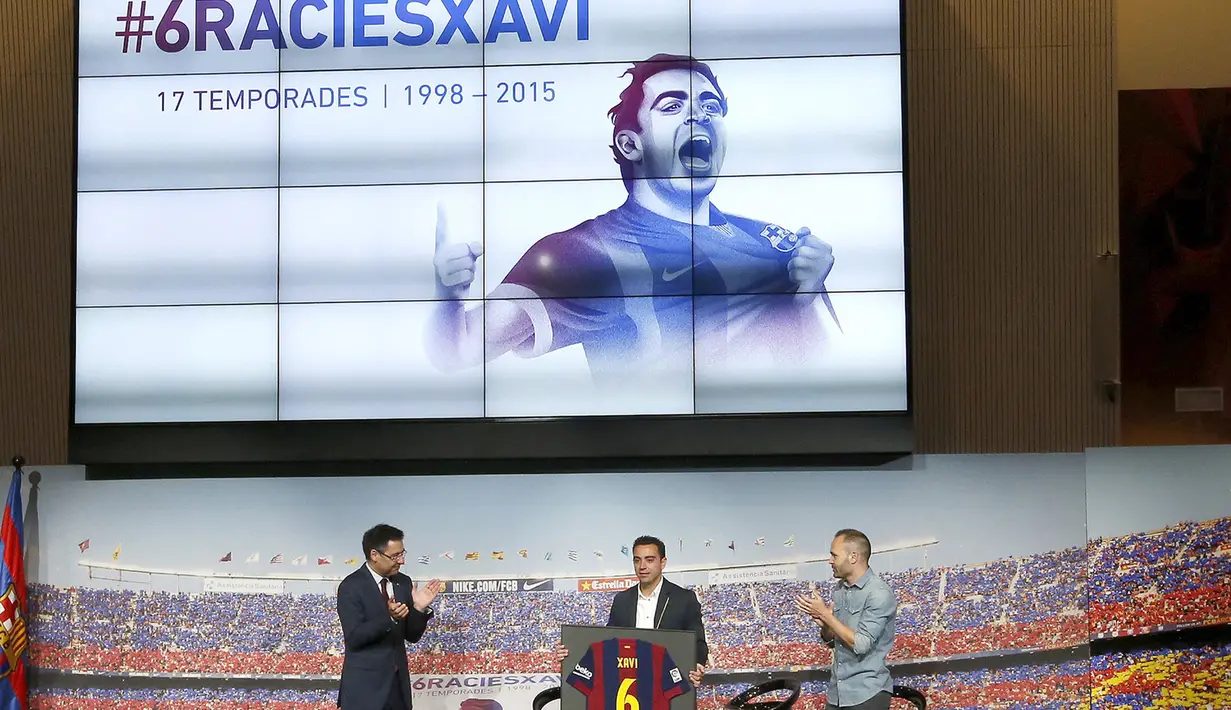 Xavi Hernandez menunjukkan jersey Barcelona yang ditandatangani oleh seluruh pemain dan Presiden Barcelona saat acara perpisahannya di Auditori 1899, Spanyol, (3/6/2015). Xavi bergabung dengan Barcelona pada usia 11 tahun. (REUTERS/Gustau Nacarino)
