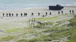 Marinir Filipina berjalan di sepanjang pantai saat latihan militer gabungan AS-Filipina di Pantai Claveria, Provinsi Cagayan, Filipina, 31 Maret 2022. Latihan militer gabungan tahunan ini berjudul Balikatan atau "bahu-ke-bahu" dalam bahasa Tagalog. (AP Photo/Aaron Favila)