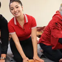 Nikita Willy bertugas untuk memotong daging dan dimasukkan ke plastik sebelum dibagikan kepada orang yang kurang mampu.