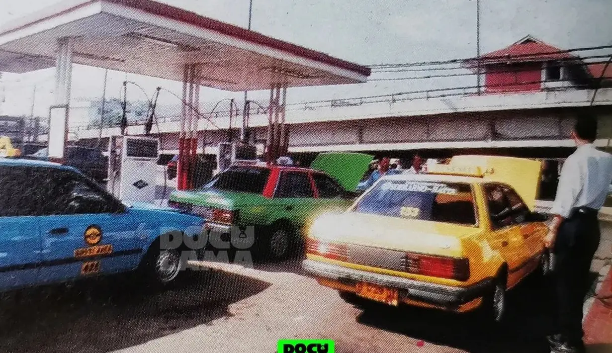 Para taksi sedang mengisi BBG sebagai bahan bakar alternatif selain bensin. (Source: Instagram/@doculama)