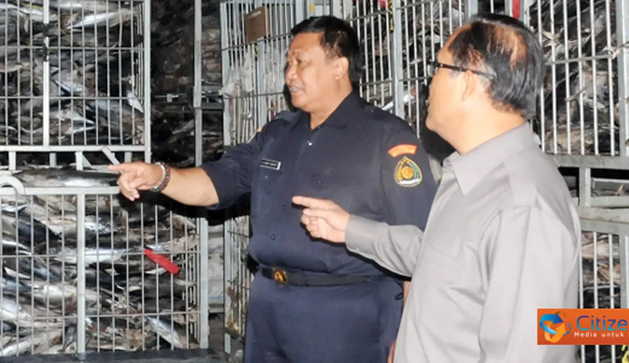 Citizen6, Jakarta: PT. KMC menyalahi periizinan karena memakai sertifikasi pelepasan makarel padahal fakta yang ditemukan di lapangan berupa ikan kembung banjar. (Pengirim: Efrimal Bahri)