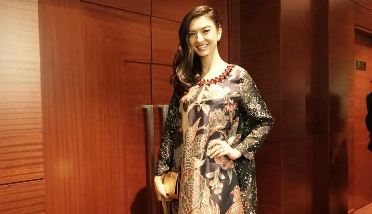 Selain sporty, Raline pun juga sering berpenampilan glamor. Kali ini Raline mengenakan dress bermotif batik. Terlebih ia memakai high heels yang membuat pesonanya makin terpancar. (Instagram/ralineshah)