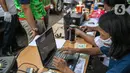 Petugas melakukan pendataan saat uji emisi gas buang kendaraan bermotor di Jakarta, Rabu (6/1/2021). Pengecekan yang diselenggarakan Dinas Perhubungan dan Kepolisian tersebut bertujuan untuk mengurangi polusi udara dari emisi gas buang kotor. (Liputan6.com/Faizal Fanani)