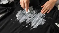6 Cara Mengatasi Baju Hitam yang Kena Cat Berkapur Agar Kembali Bersih, Praktis dan Aman