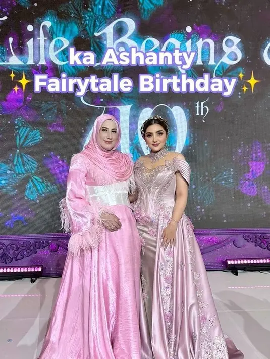 Look Tasyi juga dinilai sesuai dengan konsep fairy tale ala Ashanty. Jadi siapa lebih keren, Tasya atau Tasyi di pesta ini? [Instagram.com/tasyiiathasyia]