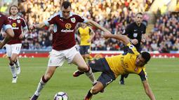 Pemain Arsenal, Alexis Sanchez  berusaha merebut bola dari hadangan pemain Burnley, Dean Marney pada lanjutan Premier League pekan ke-7 di Stadion Turf Moor, (2/10/2016). (Action Images via Reuters/Jason Cairnduff)