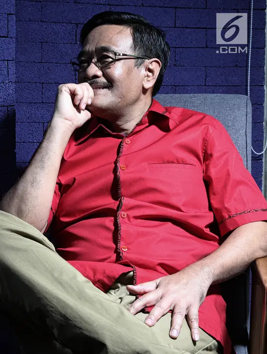 Pembina Bara Baja Djarot Saiful Hidayat berpose saat pemotretan di kantor KLY, Jakarta, Rabu (19/9). Djarot juga pernah menjabat sebagai Wali Kota Blitar sejak 3 Mei 2000 hingga 3 Agustus 2010. (Liputan6.com/Herman Zakharia)