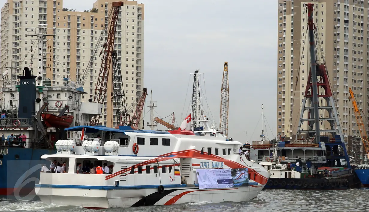 KM Express Bahari 3B milik PT Pelni (Persero) yang sedang berlayar dari Pelabuhan Sunda Kelapa, Jakarta, Selasa (10/1). Kapal ini ditunjuk sebagai pengganti KM Zahro Express yang sudah terbakar dan menewaskan 23 orang. (Liputan6.com/Johan Tallo)