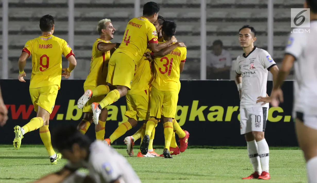 Pemain Bhayangkara FC merayakan gol yang dicetak Indra Kahfi saat laga melawan Madura United FC pada lanjutan Shopee Liga 1 Indonesia 2019 di Stadion Madya Gelora Bung Karno, Jakarta, Senin (5/8/2019). Laga kedua tim berakhir imbang 1-1. (Liputan6.com/Helmi Fithriansyah)