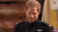 Tatapan Pangeran Harry saat melihat Meghan Markle berjalan menuju ke depan altar sesaat sebelum pemberkatan pernikahan. (Foto: Youtube/The Royal Family Channel)