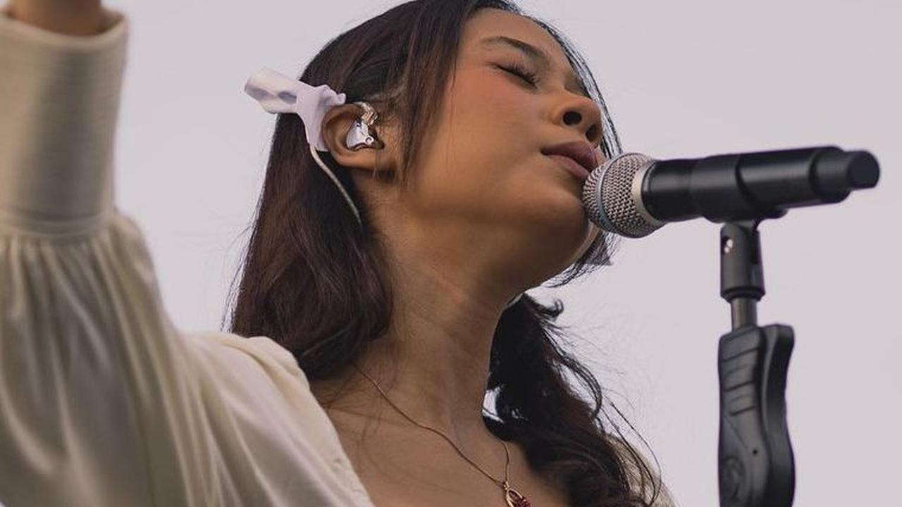 Siapa yang tidak kenal Nadin Amizah? Salah satu penyanyi favorite anak muda Indonesia yang membius penggemarnya dengan lagu 'Bertaut', 'Amin Paling Serius', 'Rayuan Perempuan Gila' dan 'Semua Aku Dirayakan'.