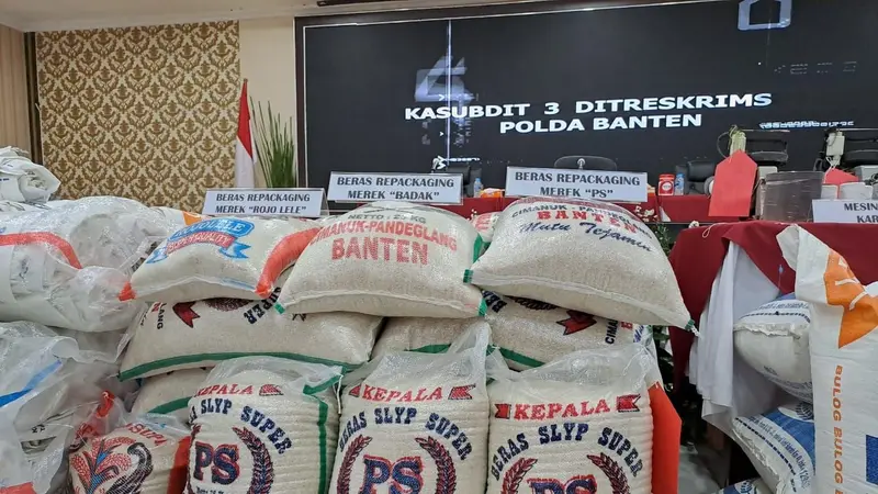 Kepolisian Daerah Banten (Polda Banten) mengamankan sebanyak 350 ton beras milik Perum Bulog yang diduga dioplos. (Siti Ayu Rachma/Merdeka.com)