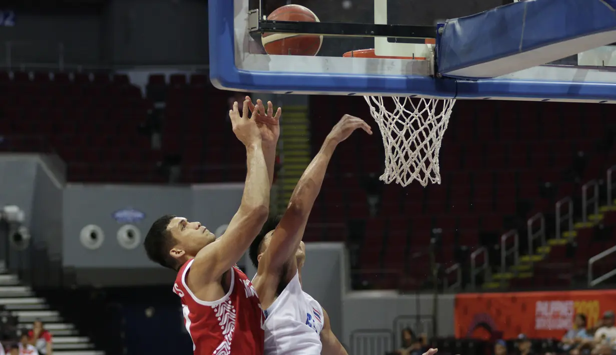 Pebasket Indonesia, Kevin Sitorus, saat melawan Thailand pada SEA Games 2019 di Mall Of Asia Arena, Manila, Filipina, Rabu (4/12). Indonesia kalah 76-98 dari Thailand. (Bola.com/M Iqbal Ichsan)